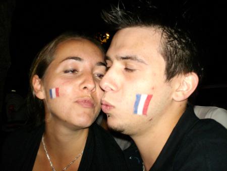 Une supportrice,et un faux supporter !